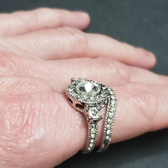 *Sale* Silver tone ring with rhinestones set size 7.5 - Picture 3 of 8